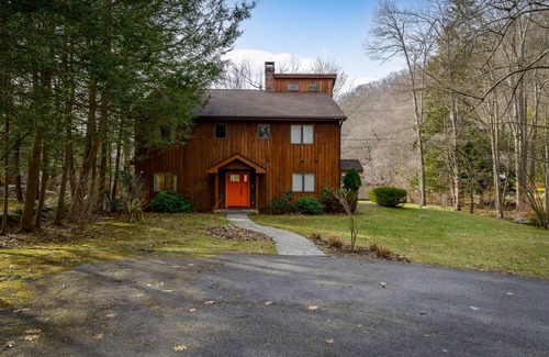 South Salem House | Private 5 bedroom lake front residence