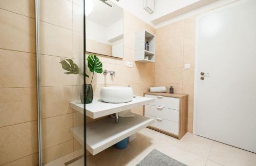 Nitra Apartment | Private 5 star 3 room flat and in-door Pkg