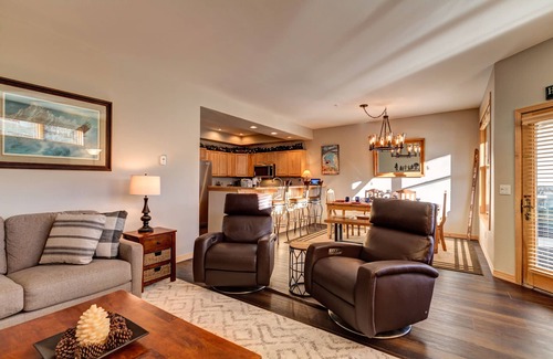 Warrior's Mark Condo | Private 6-Person Hot Tub~Walk to Lift/Town~New Remodel~5-Star Host~Hi-Speed WiFi