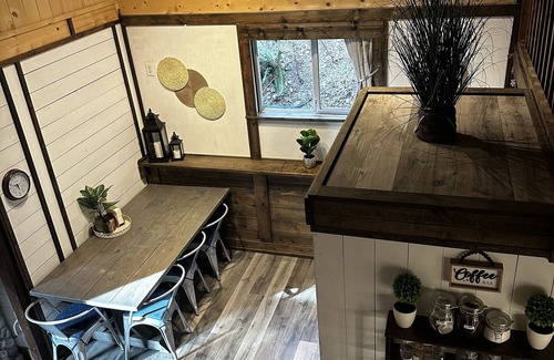 Hope Cabin | Private and cozy cabin with mountain views! Minutes away from historic Hope BC.
