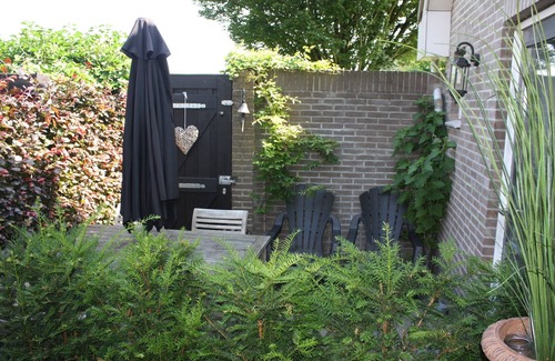 Vlijmen Apartment | Private apartment with with terrace 7 km from the center of Den Bosch!