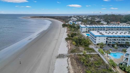 Tybee Island Apartment | Private Balcony - Beach - Pool and Pickleball
