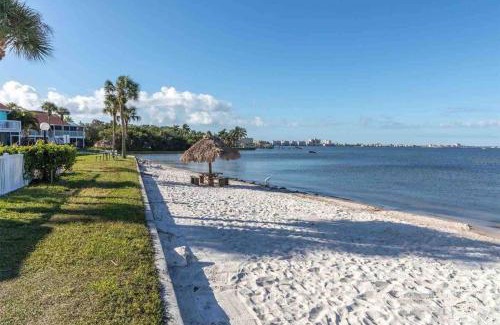 Bayview House | Private Beach Condo Mins To Beach, Pool, Hot Tub