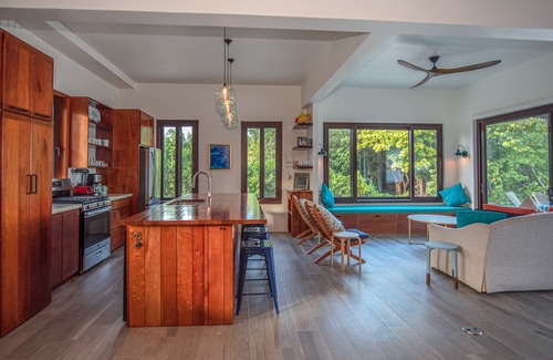San Pedro House | PRIVATE BEACHFRONT PARADISE with COOK & POOL = Luxury on the Sea!