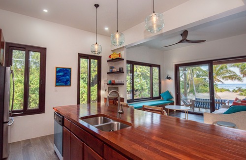 San Pedro House | PRIVATE BEACHFRONT PARADISE with COOK & POOL = Luxury on the Sea!
