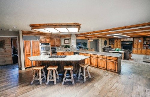 Heber Cabin | Private BEAUTIFUL Lodge! Pool, 8400sq ft, 11 beds,Pickleball, Hot tub,Sleeps 50.