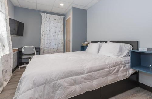 Danbury Apartment | Private Bedroom & Bathroom with Shared Kitchen 012