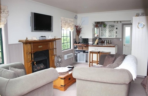 Ahuriri Flat House | Private Bush Shrouded Seaside Hideaway