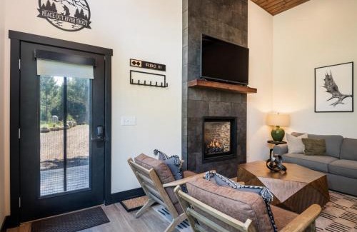 Philipsburg House | Private Cabin For Couples! Hike, Relax, Hot Tub!
