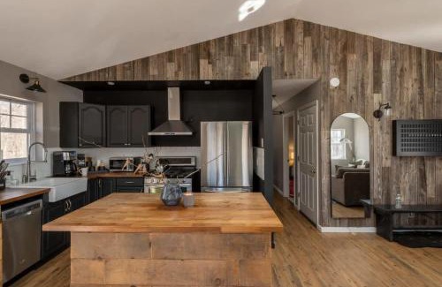 Roscoe House | Private Cabin with Guesthouse Hot Tub Fire Pits