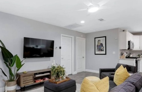 Grant Hill Villa | Private Casa/Min Downtown,Beaches,Freeways