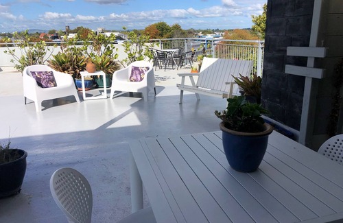 Hamilton Lake Apartment | Private Central City Apartment.