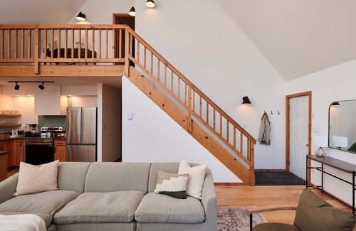 Roscoe House | Private Chalet with Fire Pit, Deck and Large Yard