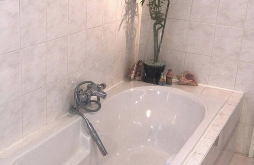 Sagy Bed & Breakfast | PRIVATE CHAMBER with independent entrance near Cergy