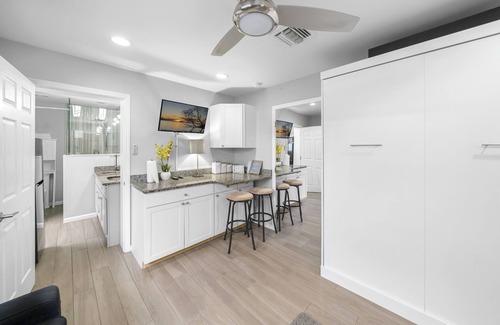 North Corals House | Private-Charming 1 Bed with Patio~2.5 miles to Beach 🌴