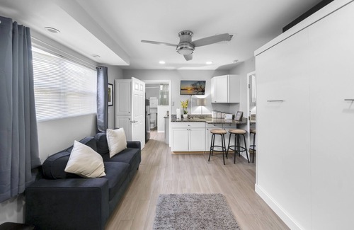 North Corals House | Private-Charming 1 Bed with Patio~2.5 miles to Beach 🌴