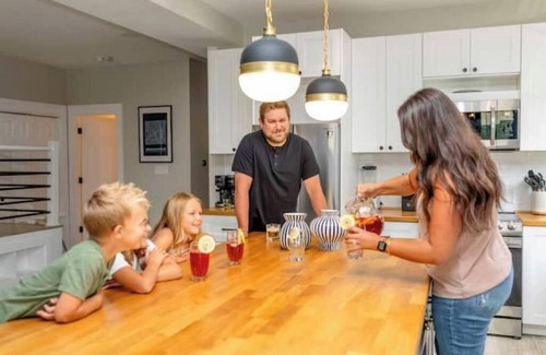Windsor Park House | Private Cinema + Cowboy Pool, Putt Putt, Arcade