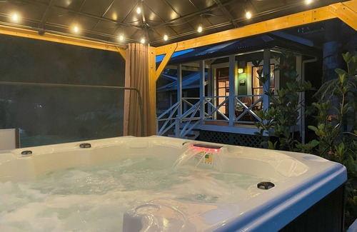 Volcano Cottage | Private Cottage at Boutique Hotel in Volcano Village
