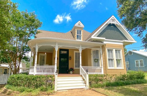 Bellville House | Private Country Estate + POOL + Hot Tub + Pavilion