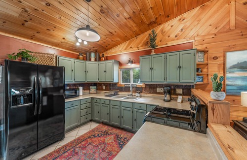 Mentone Cabin | Private, Cozy Cabin only 7 min from Downtown Mentone