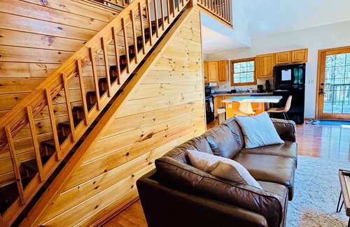 Rockbridge Cabin | Private Cozy Cabin, Spacious Hot Tub, Fire Pit Hammocks Relax Adventure & Enjoy
