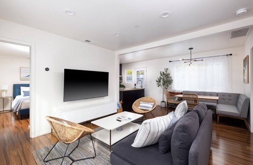 Oak Park House | Private Cozy House with 2 Bedroom, 2 Bathroom, A/C, and Near Downtown