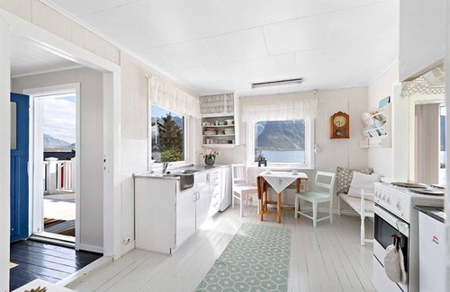 Flakstad Villa | Private Cozy House by the Fjord