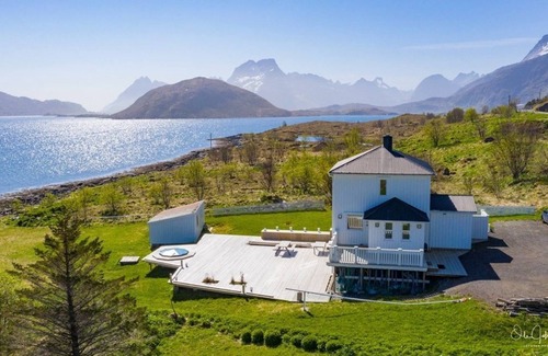 Flakstad Villa | Private Cozy House by the Fjord