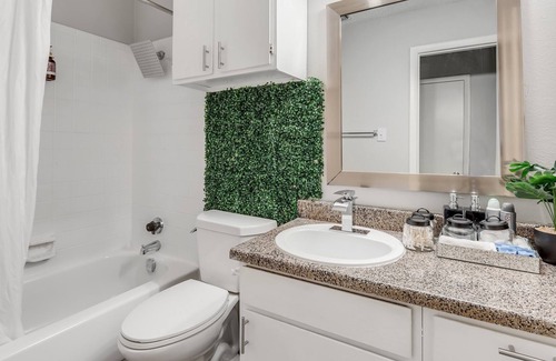 Barton Hills Apartment | Private & cozy suit~king bed ~ five star location