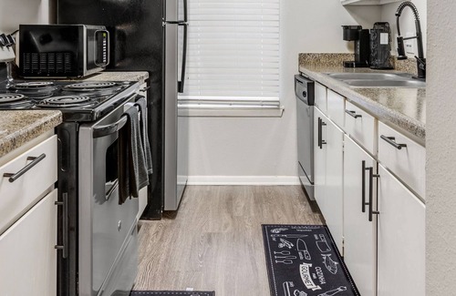 Barton Hills Apartment | Private & cozy suit~king bed ~ five star location