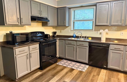 Grove City House | Private Cul-de-sac Oasis