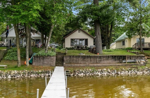 Shawano House | Private Dock! Lakefront! Paddleboards! Firepit