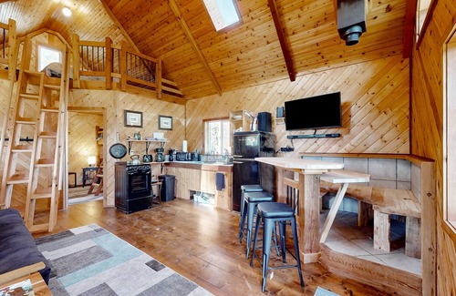 Toledo House | Private dog-friendly home near creek & minutes from I-5 with firepit