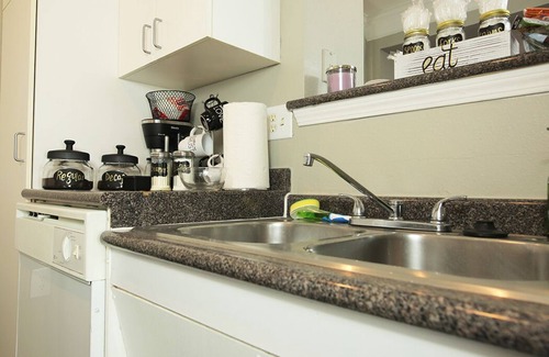 Deep Ellum Apartment | Private & DOWNTOWN! Free Parking and pet friendly!
