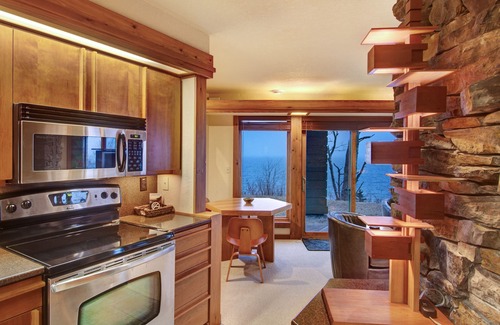 Grand Marais Condo | Private End Condo on Superior w/Panoramic Views! Fireplace & Private Sauna!