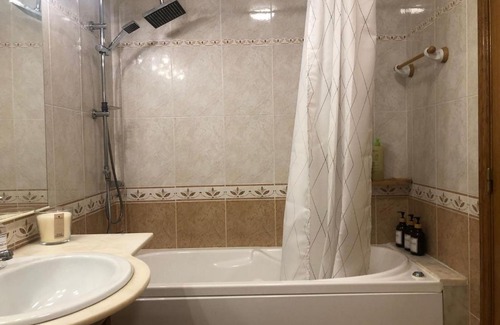Parede House | Private Ensuite beachside
