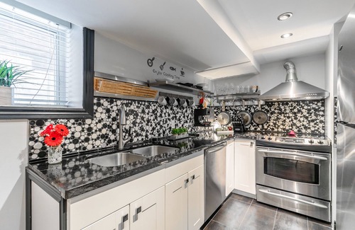 Parkdale House | Private entrance Modern 1-bedroom apartment downtown Toronto