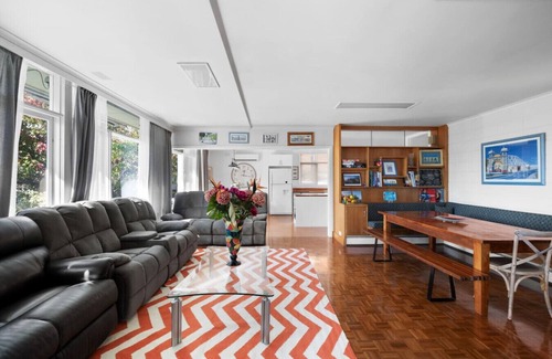 Highett House | Private family guest suite w/free parking