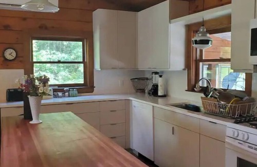 Lyman House | Private family retreat on Swan Pond