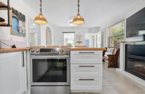 Croissant Park House | Private Fort Lauderdale cottage