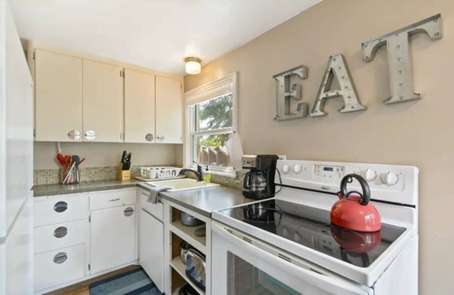 Manito Apartment | Private full-floor upstairs 2 bedroom apartment @13th & Grand