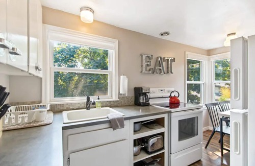 Manito Apartment | Private full-floor upstairs 2 bedroom apartment @13th & Grand