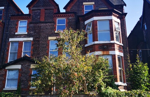 Liverpool Apartment | Private garden maisonette near Anfield