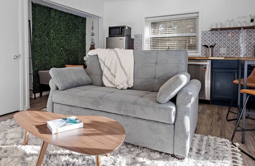 Tallahassee Apartment | Private Garden Retreat - King Bed - mins TMH + Downtown + FSU!