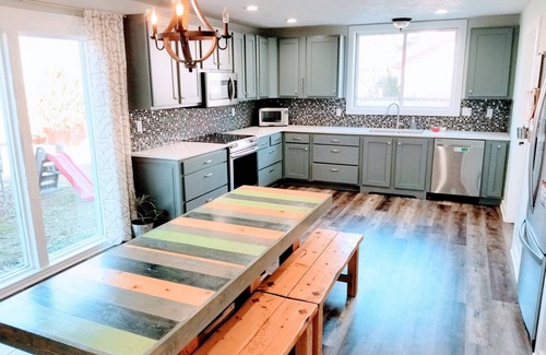 Springfield House | Private Getaway-Pool-Hot Tub-Playset-Entertainment Deck-Blackstone-Smoker-4b/3b