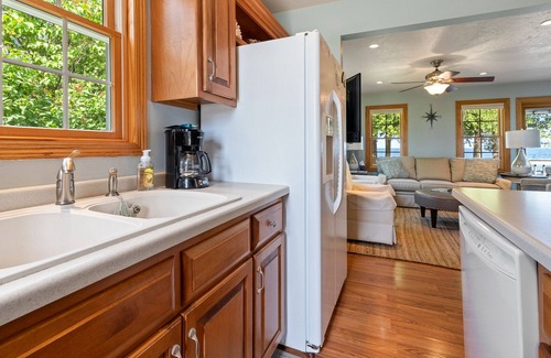 Idlewild Cottage | Private Green Bay Waterfront - Heidaway Cottage