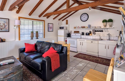 Okanagan-Similkameen House | Private guest house in vineyard at Four Shadows Winery.