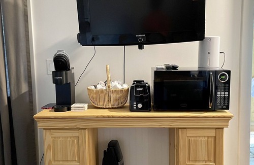 Cedar Hills Apartment | Private guest house-minutes away from Portland, Nike and many more!