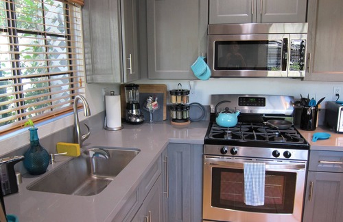 Northridge House | Private guest House1bd 2bath= 24/7 check-in =Hi Speed Wi-Fi= Full Kitchen=Gated