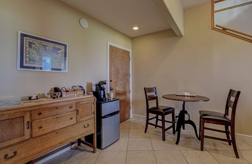 Salmon Apartment | Private Guest Suite, "Hilltops II"